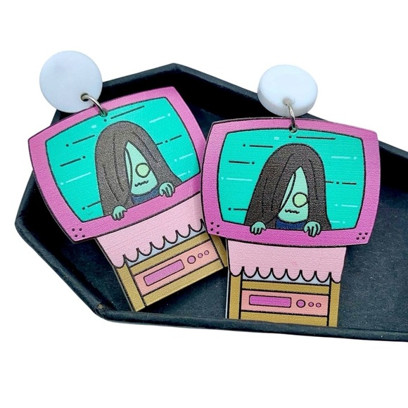 Creepy Cute Halloween Earrings Goth Cartoon "The Ring" Horror Movie Jewelry - Picture 6 of 6